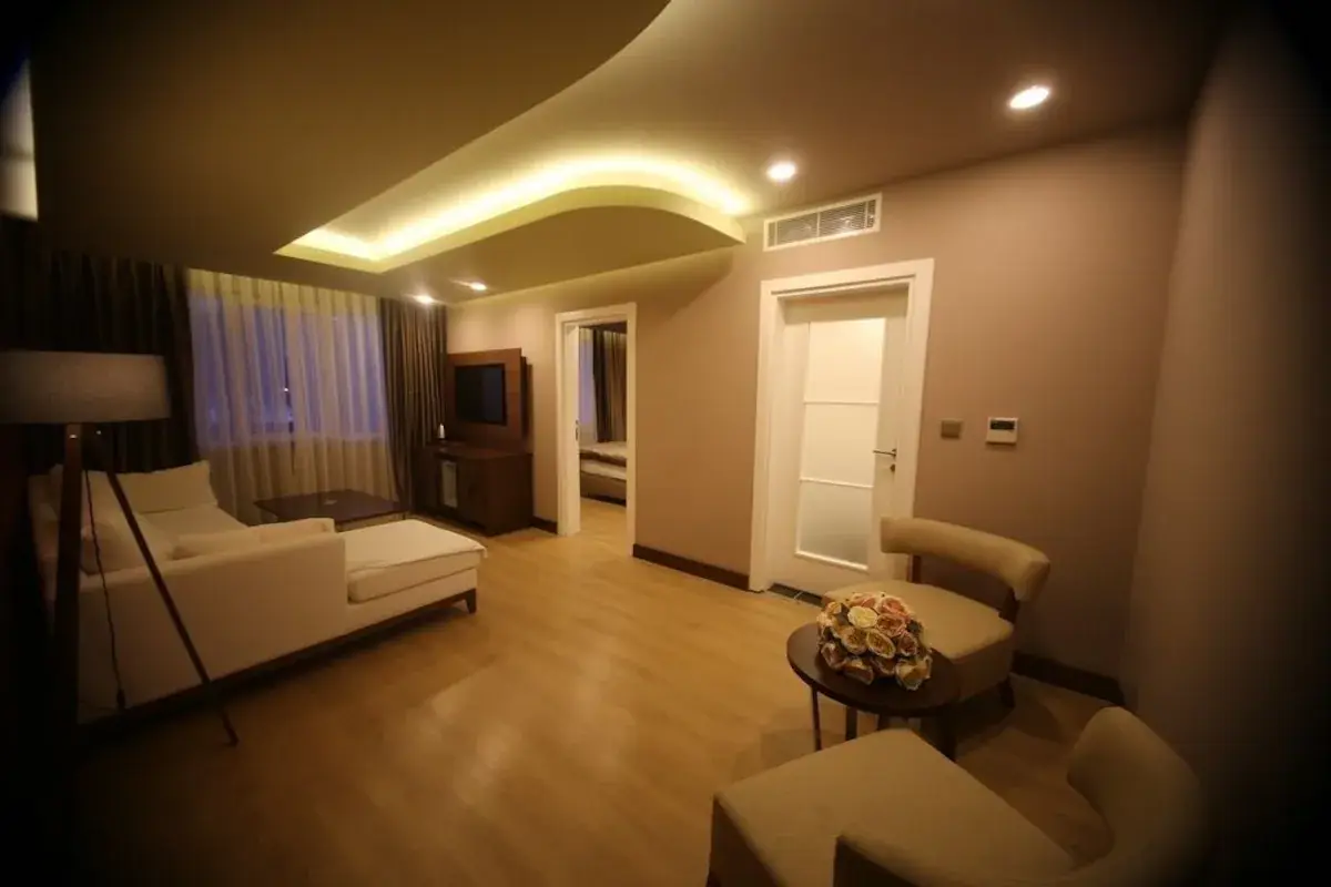 Peronti Hotel süit oturma alanı